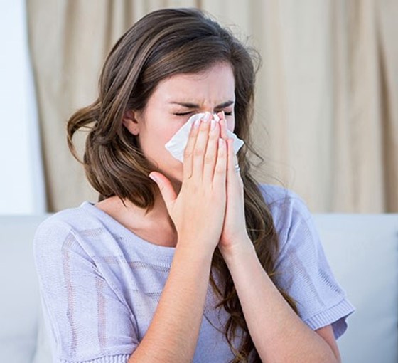 Vrouw snuit haar neus Het optrekken van je neus, is dat goed of niet?