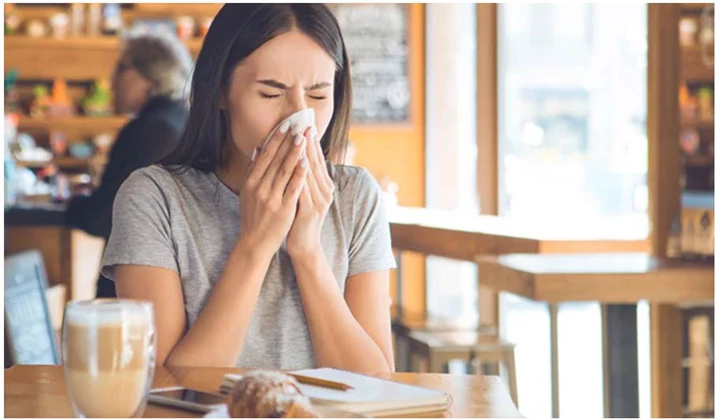 Een nies verspreid virussen Mevrouw in horeca niest