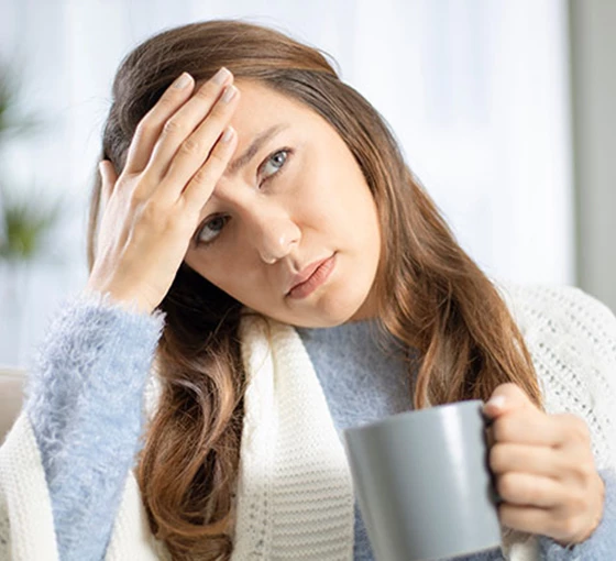 Vrouw denkt na over een verkoudheid van 9 dagen Duurt een verkoudheid 9 dagen?